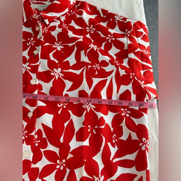 Loft Gorgeous Silky Red & White Floral Button Down Blouse Size Large Like New - Picture 8 of 8
